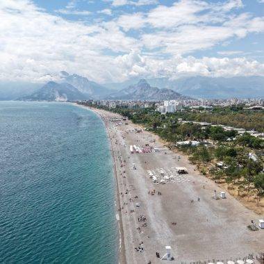 Antalya'nın ünlü sahilinde bayram yoğunluğu: Konyaaltı Sahili ilk tercihlerden oldu