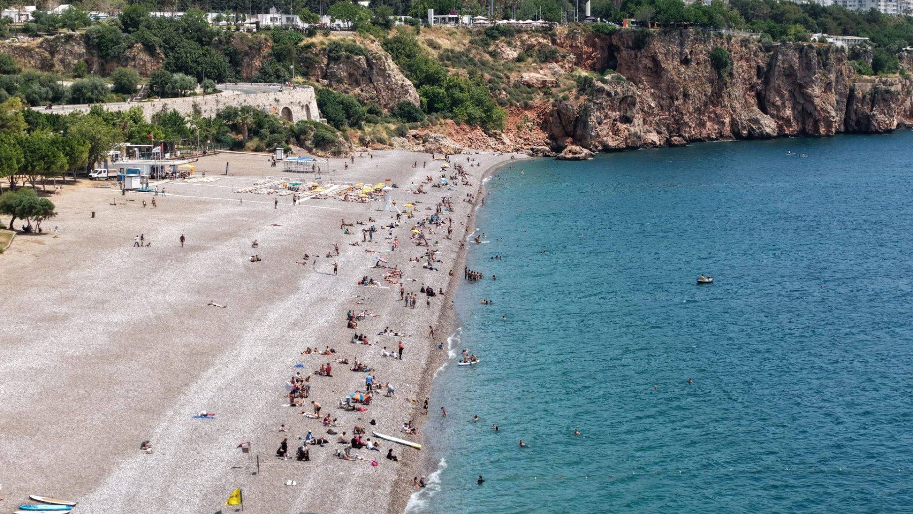 Antalya'nın ünlü sahilinde bayram yoğunluğu: Konyaaltı Sahili ilk tercihlerden oldu