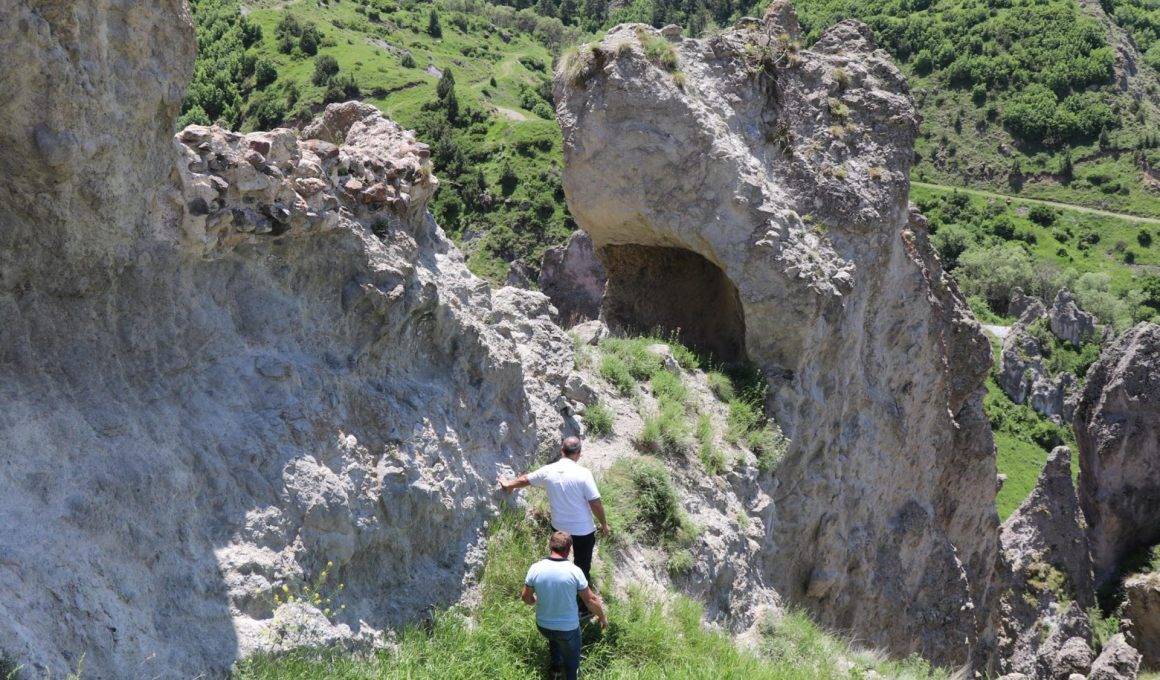 Erzurum'da kayaların arasında 1100 yıldır sessizce bekliyor: Solomon Kaya Kilisesi