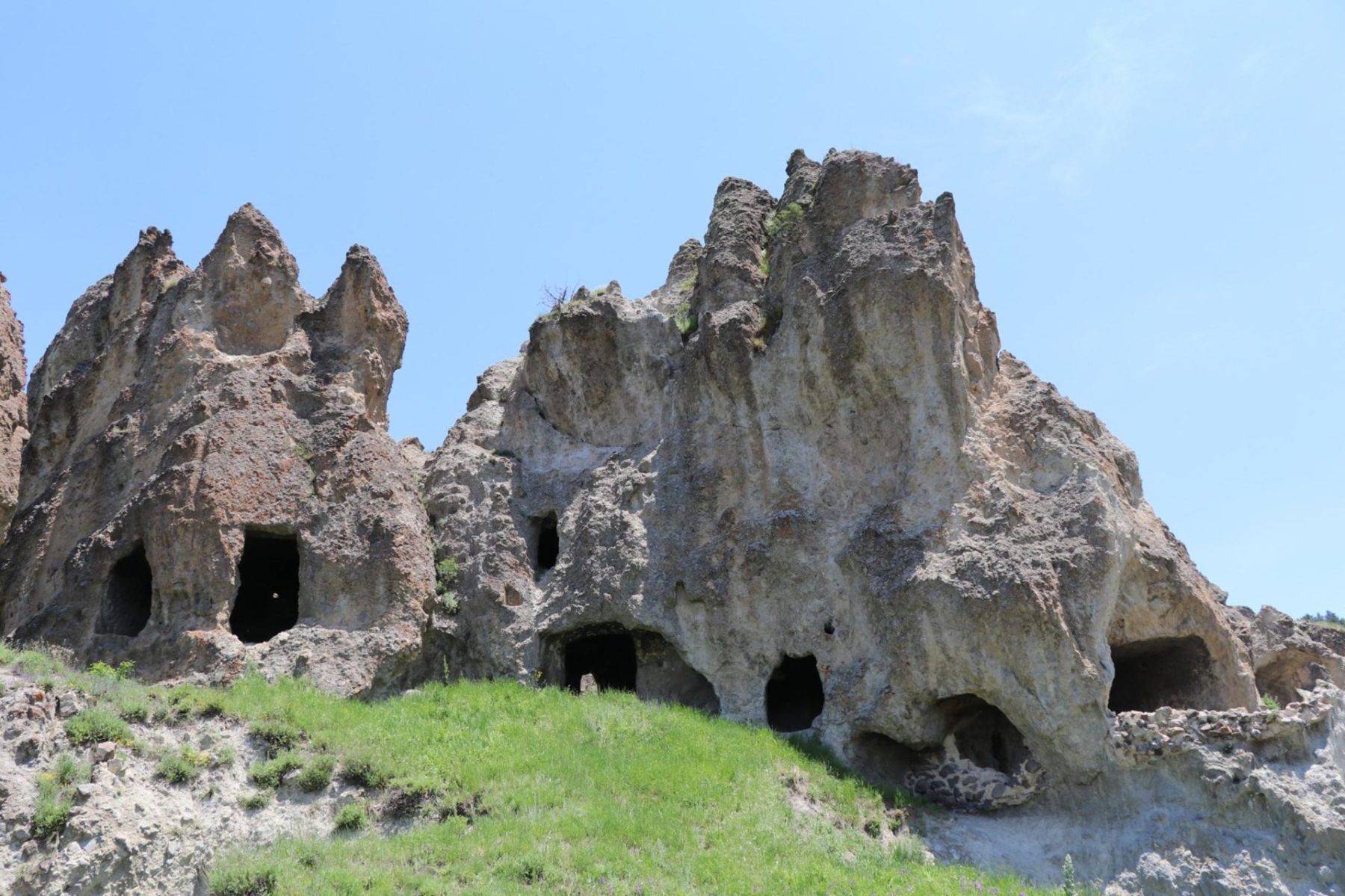Erzurum'da kayaların arasında 1100 yıldır sessizce bekliyor: Solomon Kaya Kilisesi
