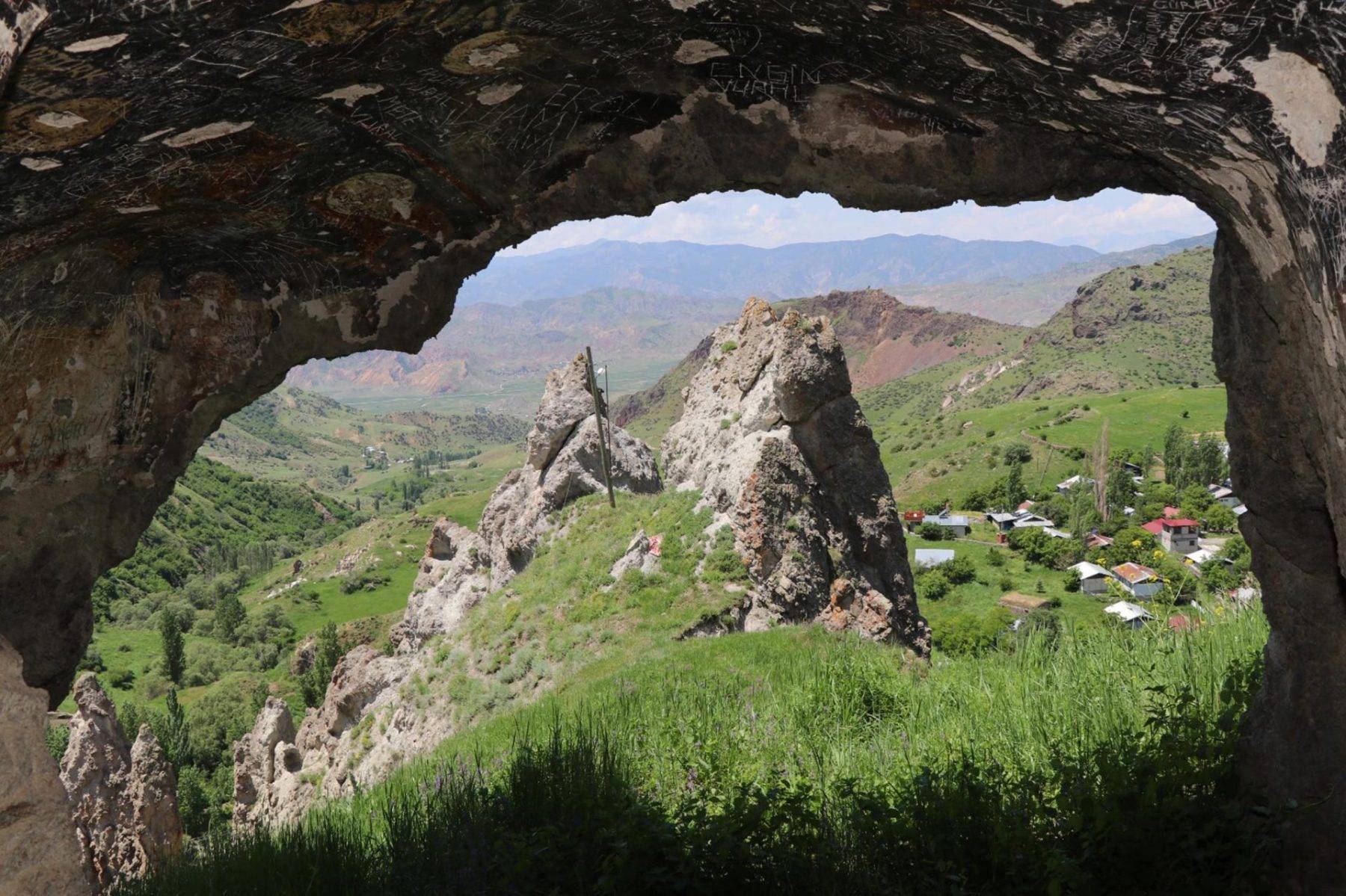 Erzurum'da kayaların arasında 1100 yıldır sessizce bekliyor: Solomon Kaya Kilisesi