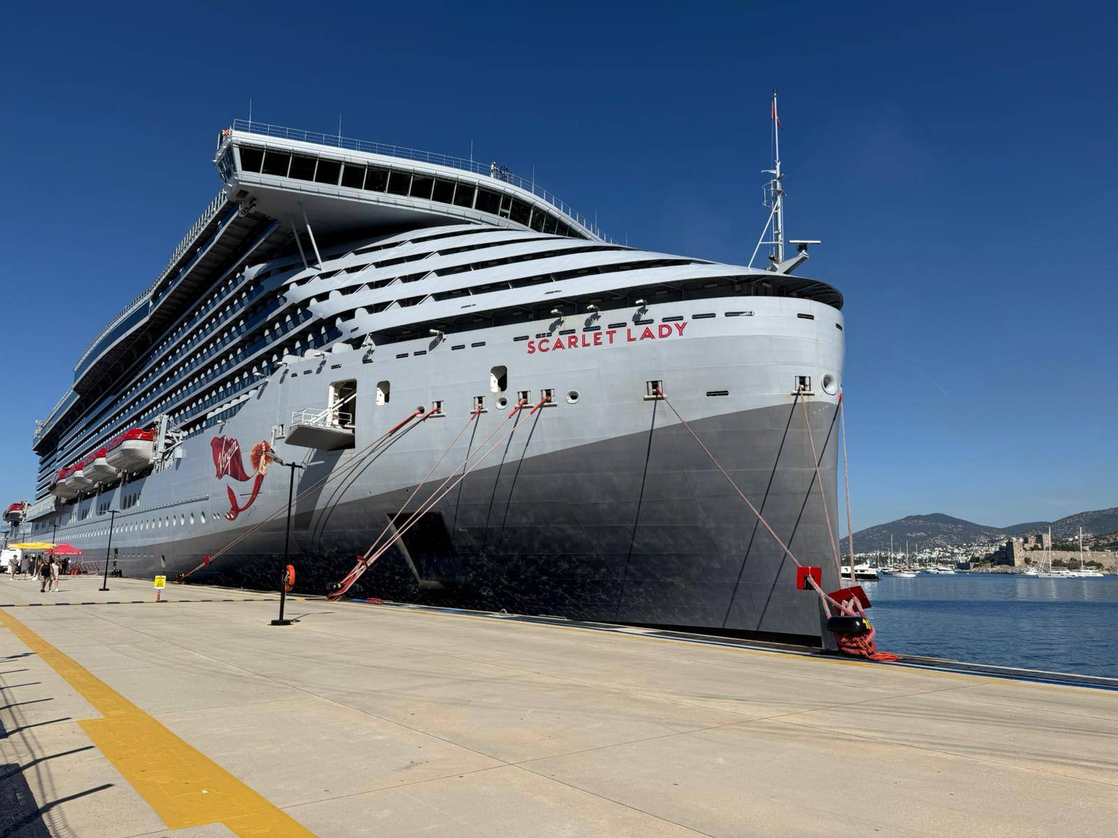 Dev gemi Bodrum'da: 2 bin 500'den fazla turist, Muğla'yı keşfetmeye koyuldu