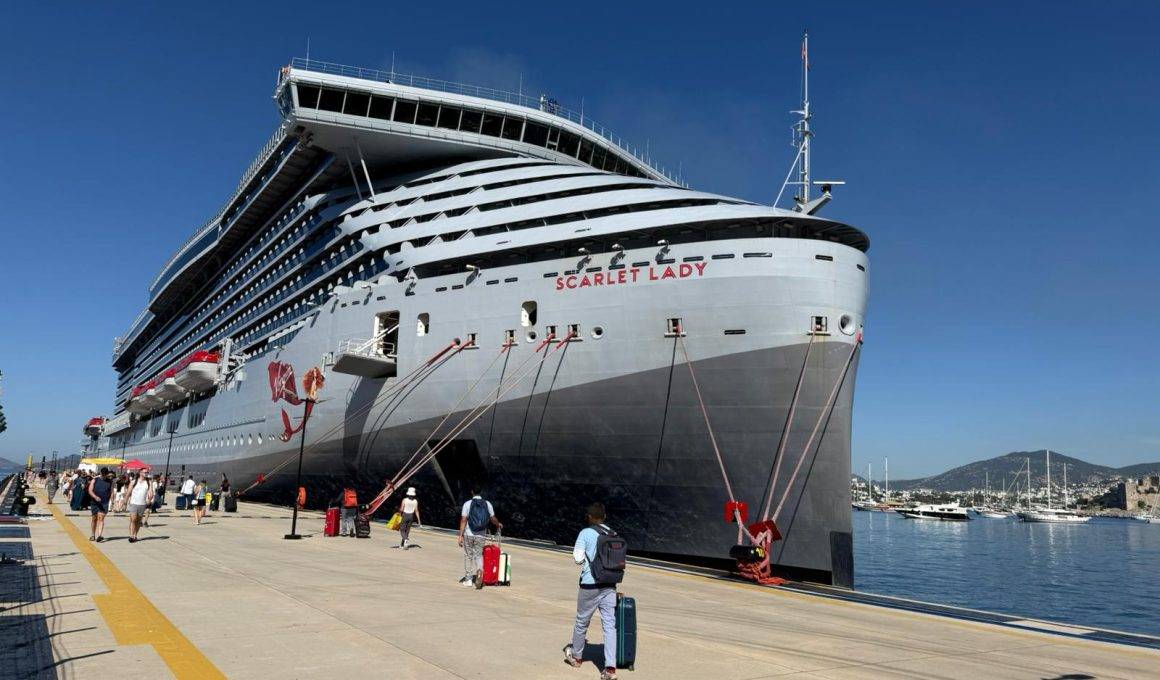 Dev gemi Bodrum'da: 2 bin 500'den fazla turist, Muğla'yı keşfetmeye koyuldu
