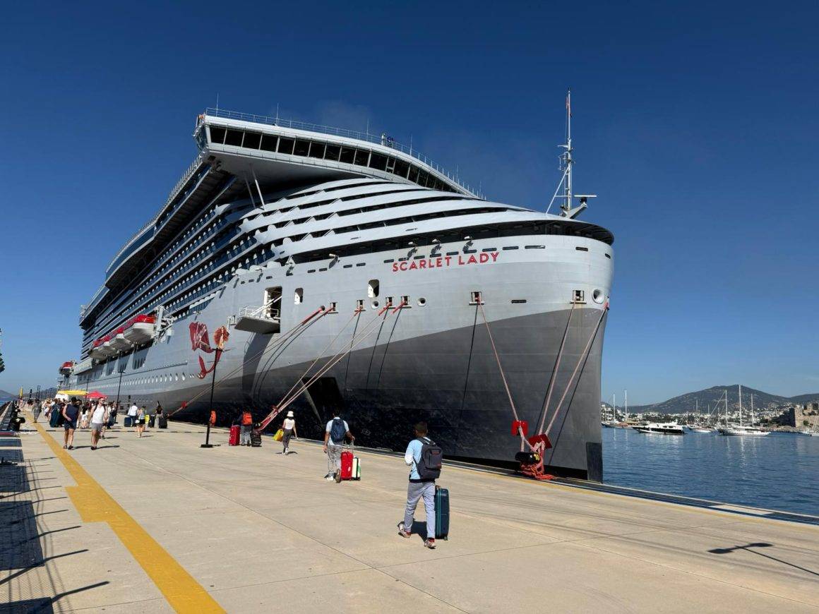 Dev gemi Bodrum'da: 2 bin 500'den fazla turist, Muğla'yı keşfetmeye koyuldu