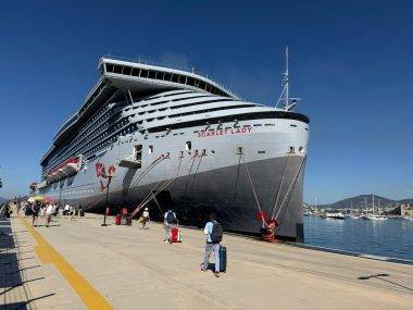 Dev gemi Bodrum'da: 2 bin 500'den fazla turist, Muğla'yı keşfetmeye koyuldu