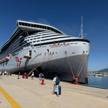 Dev gemi Bodrum'da: 2 bin 500'den fazla turist, Muğla'yı keşfetmeye koyuldu