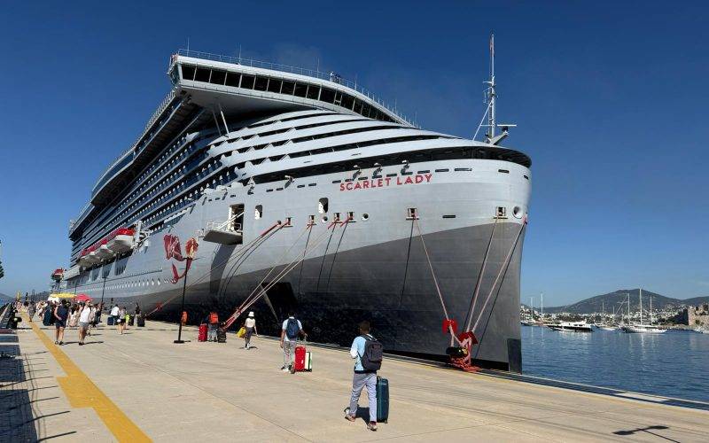 Dev gemi Bodrum'da: 2 bin 500'den fazla turist, Muğla'yı keşfetmeye koyuldu