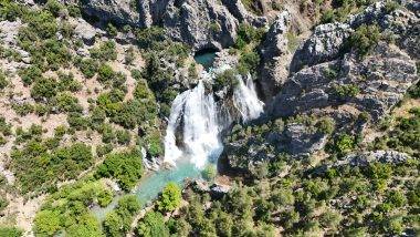Antalya'da dağın içinden çıkan doğa harikası: Uçansu Şelalesi