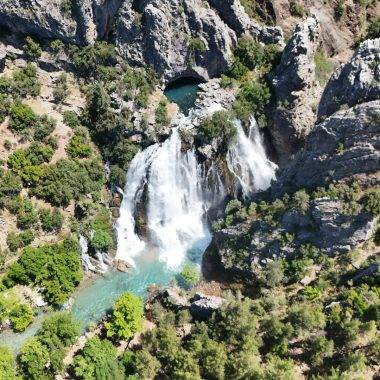 Antalya'da dağın içinden çıkan doğa harikası: Uçansu Şelalesi