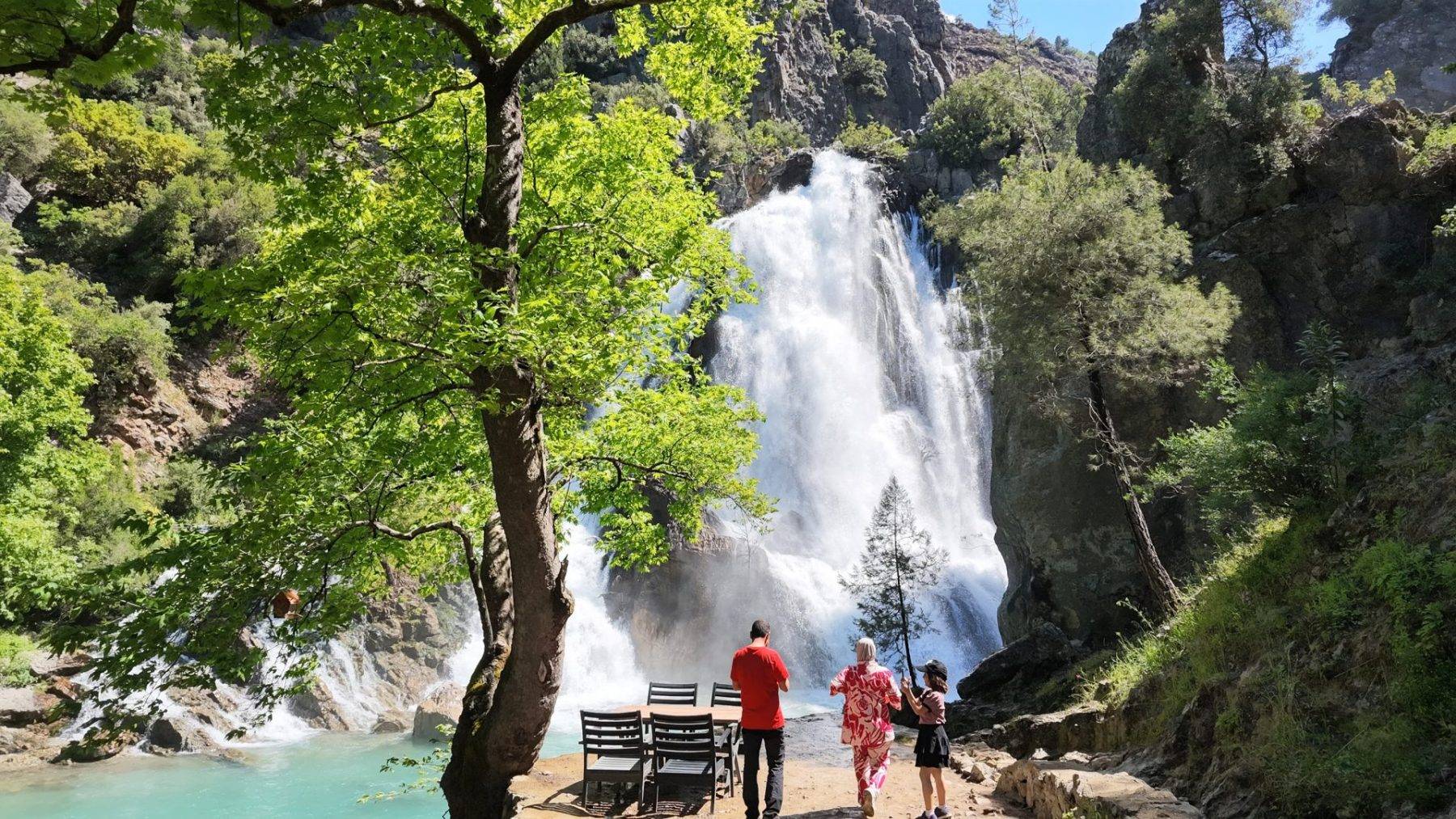Antalya'da dağın içinden çıkan doğa harikası: Uçansu Şelalesi