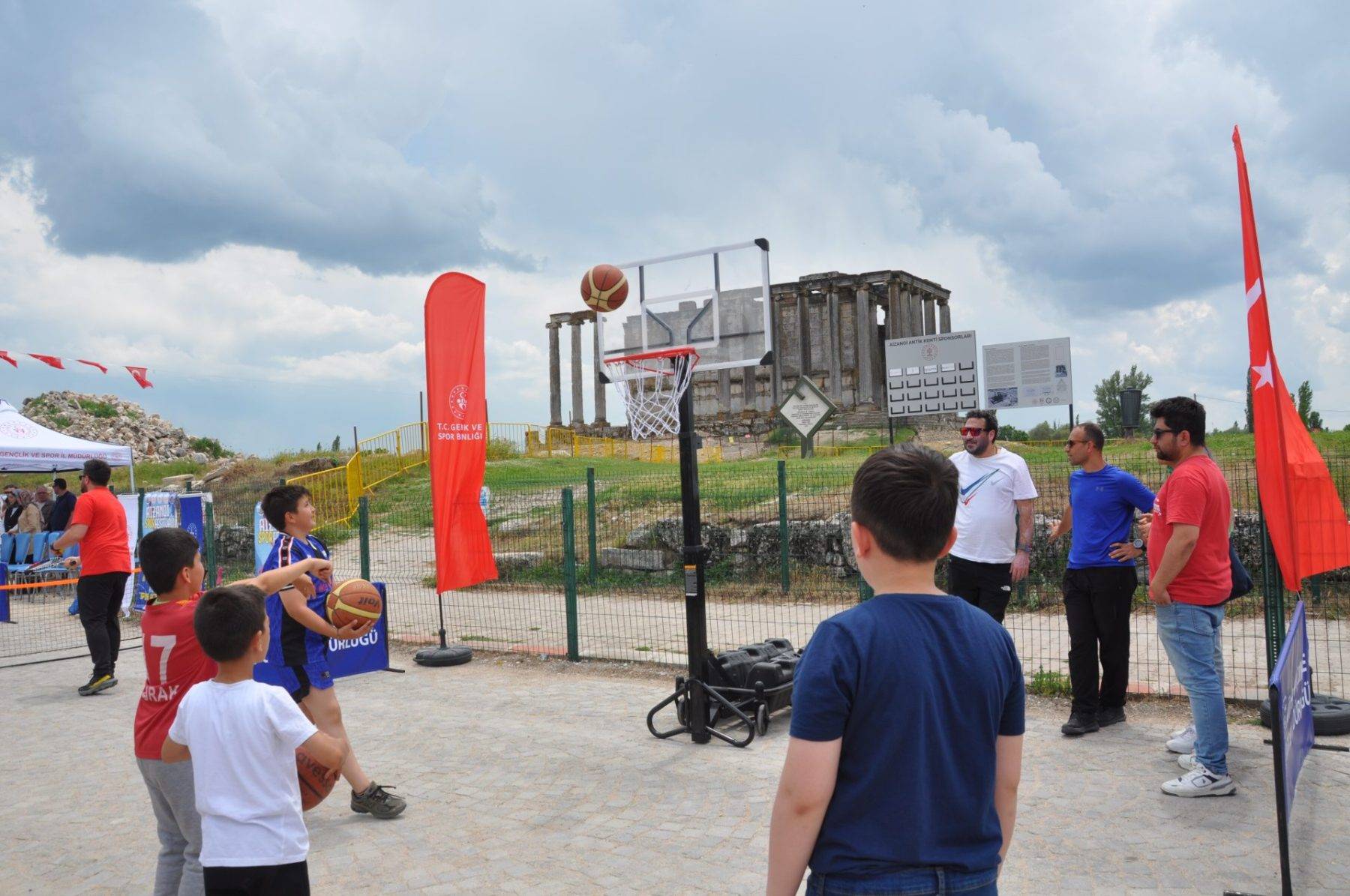 İkinci Efes'te spor heyecanı! Aizanoi Antik Kenti'nde spor festivali düzenlendi