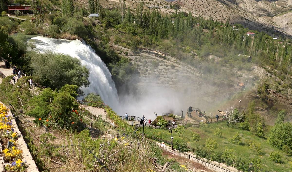 Niagara'yı aratmıyan görüntüler! Tortum Şelalesi'nde turizm hareketliliği