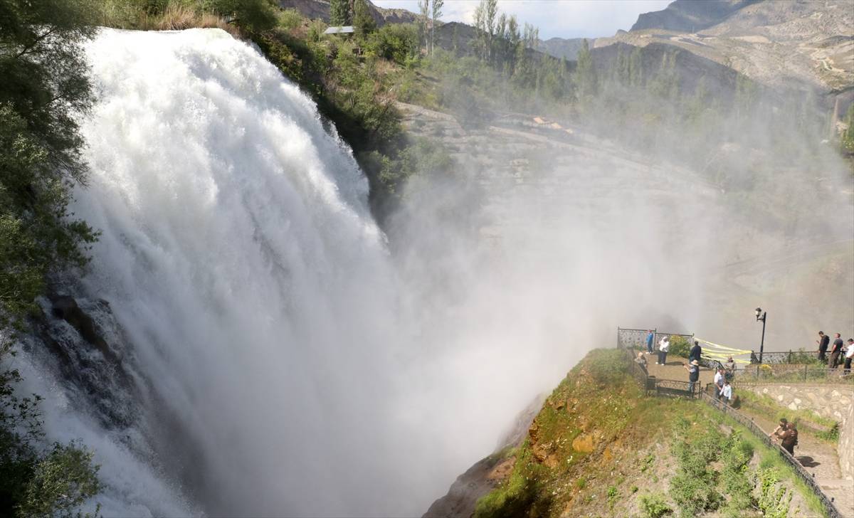 Niagara'yı aratmıyan görüntüler! Tortum Şelalesi'nde turizm hareketliliği