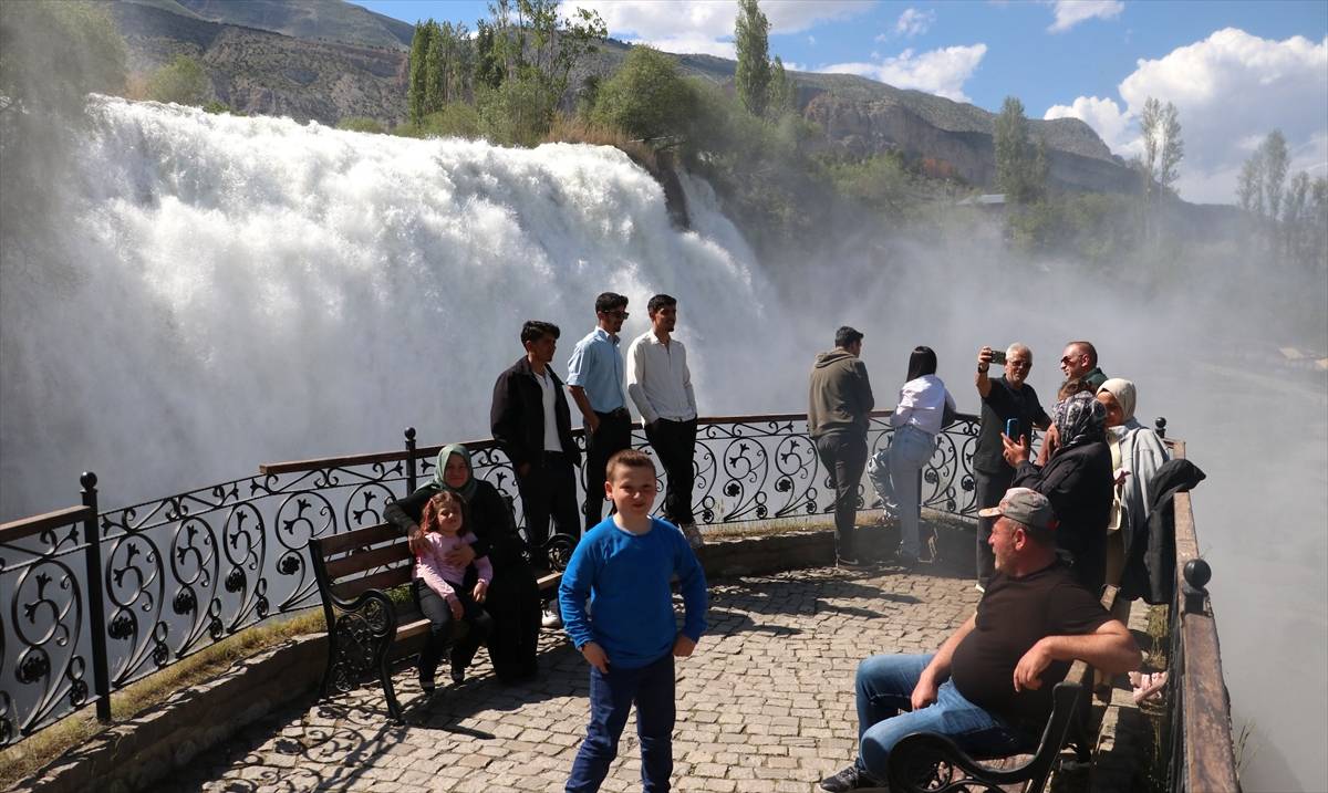 Niagara'yı aratmıyan görüntüler! Tortum Şelalesi'nde turizm hareketliliği