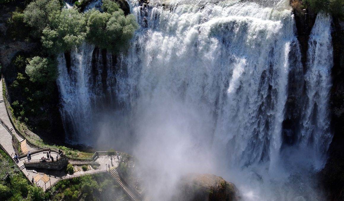 Niagara'yı aratmayan görüntüler! Tortum Şelalesi'nde turizm hareketliliği