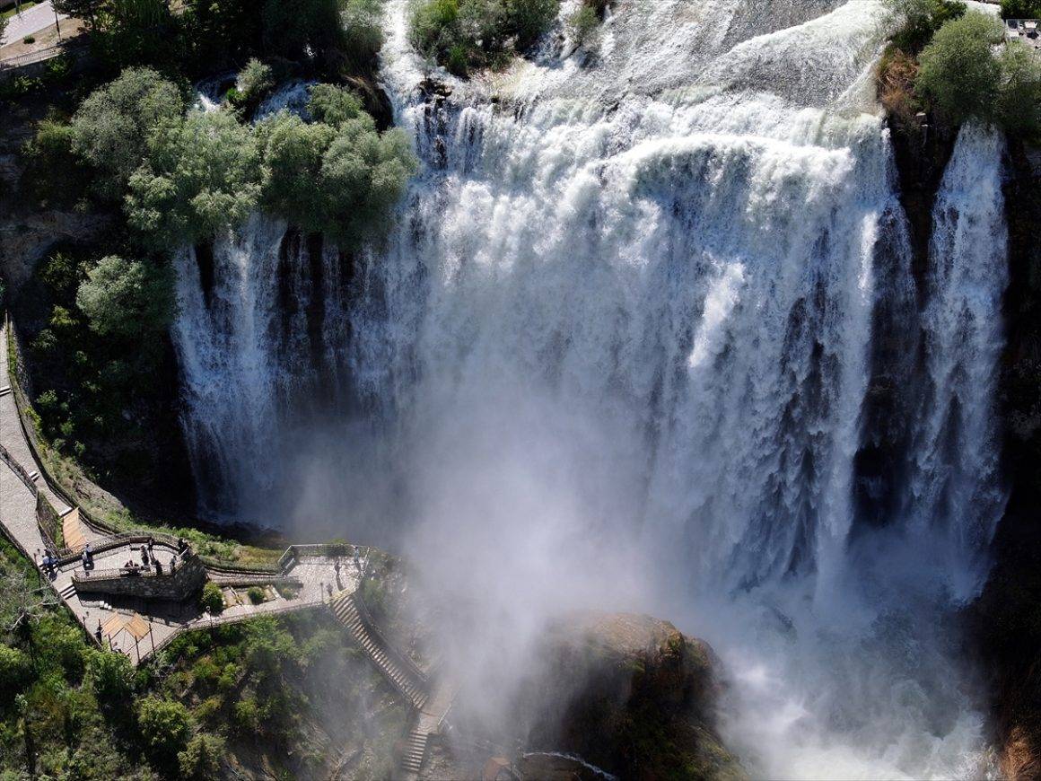 Niagara'yı aratmıyan görüntüler! Tortum Şelalesi'nde turizm hareketliliği