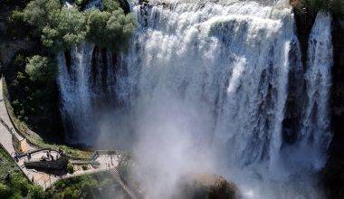 Niagara'yı aratmayan görüntüler! Tortum Şelalesi'nde turizm hareketliliği