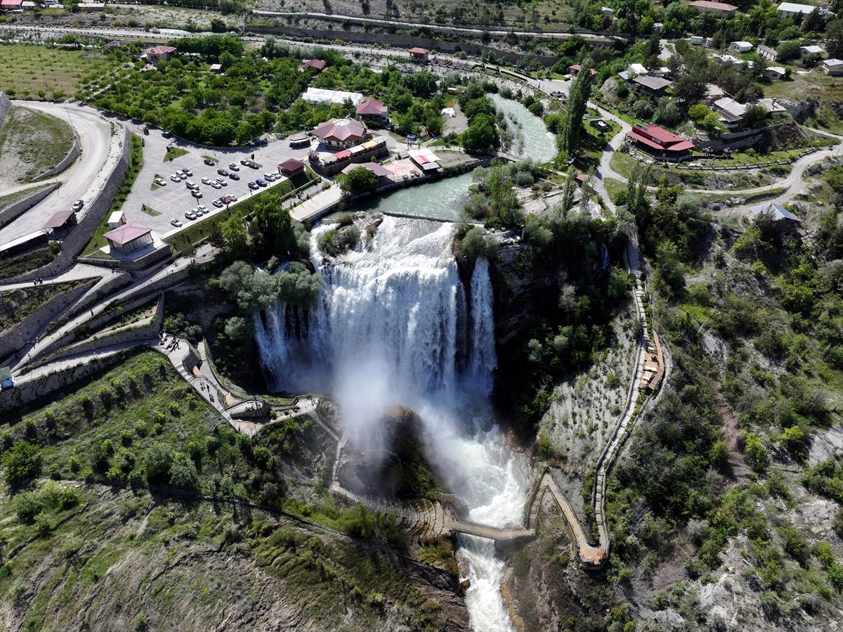 Niagara'yı aratmıyan görüntüler! Tortum Şelalesi'nde turizm hareketliliği