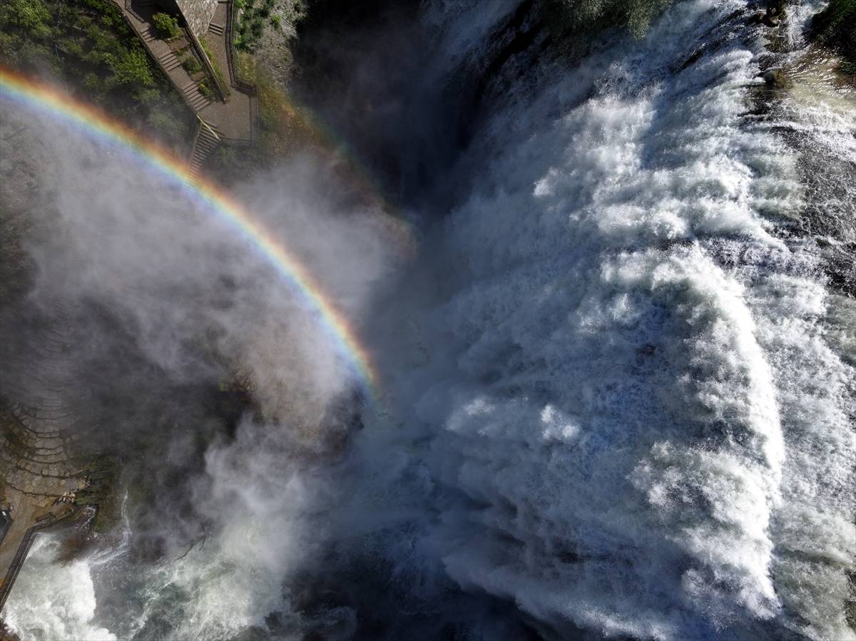 Niagara'yı aratmıyan görüntüler! Tortum Şelalesi'nde turizm hareketliliği