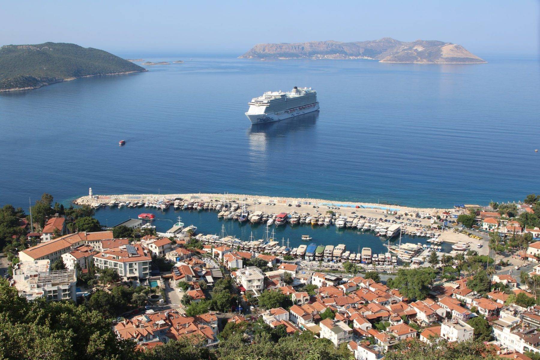 48 ülkeden 2 bini aşkın yolcu Antalya'da! Kaş'a sezonun ilk kruvaziyer gemisi geldi
