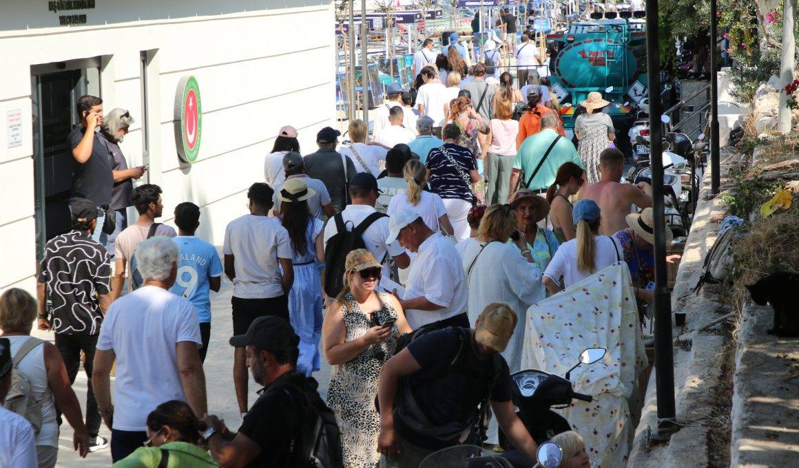 48 ülkeden 2 bini aşkın yolcu Antalya'da! Kaş'a sezonun ilk kruvaziyer gemisi geldi