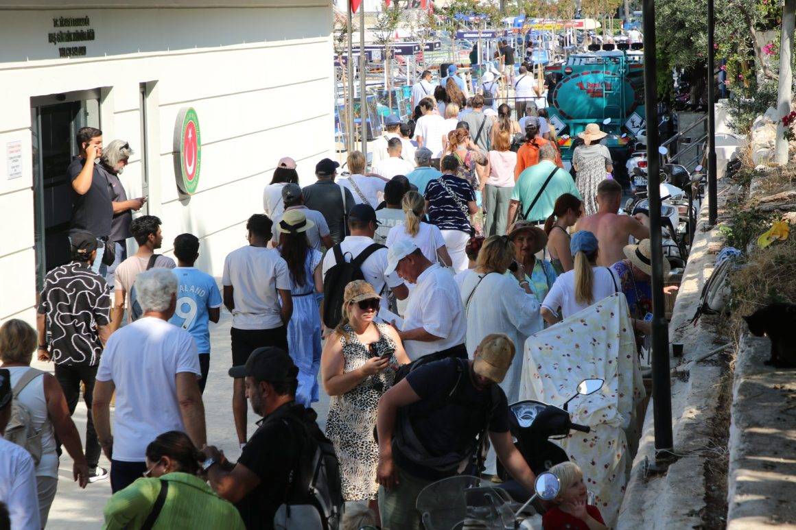 48 ülkeden 2 bini aşkın yolcu Antalya'da! Kaş'a sezonun ilk kruvaziyer gemisi geldi