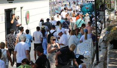 48 ülkeden 2 bini aşkın yolcu Antalya'da! Kaş'a sezonun ilk kruvaziyer gemisi geldi