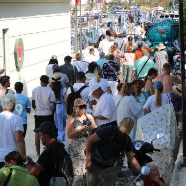48 ülkeden 2 bini aşkın yolcu Antalya'da! Kaş'a sezonun ilk kruvaziyer gemisi geldi
