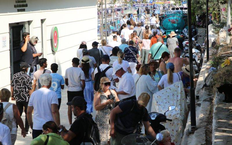 48 ülkeden 2 bini aşkın yolcu Antalya'da! Kaş'a sezonun ilk kruvaziyer gemisi geldi