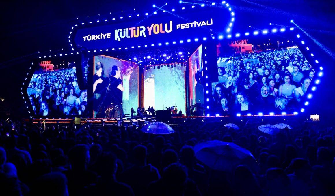 Kıraç, Trabzon Kültür Yolu Festivali'nde fırtına gibi esti!