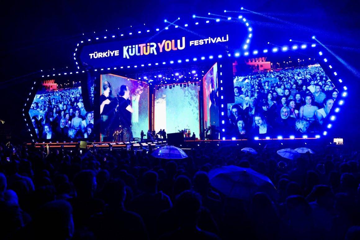 Kıraç, Trabzon Kültür Yolu Festivali'nde fırtına gibi esti!