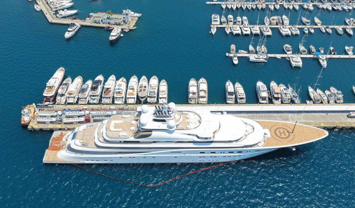 Manchester City'nin sahibinin 500 milyon dolarlık süper yatı Marmaris'e demirledi
