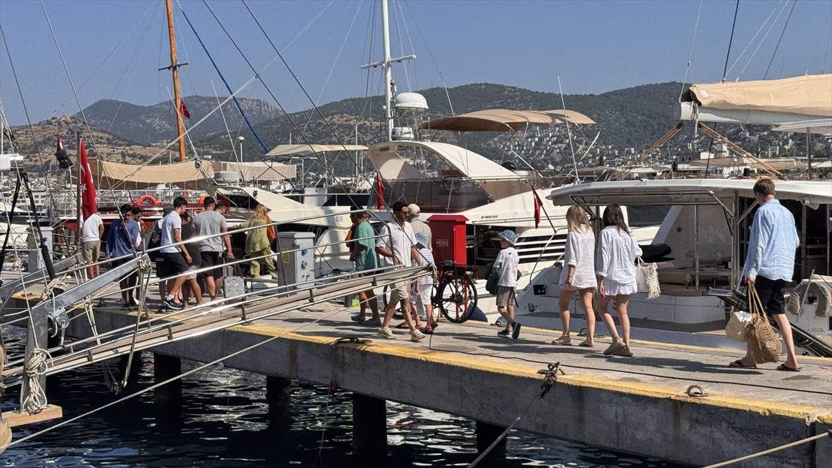 Masmavi koyları görmek isteyen çok: Bodrum'da tekne turları yoğun ilgi görüyor
