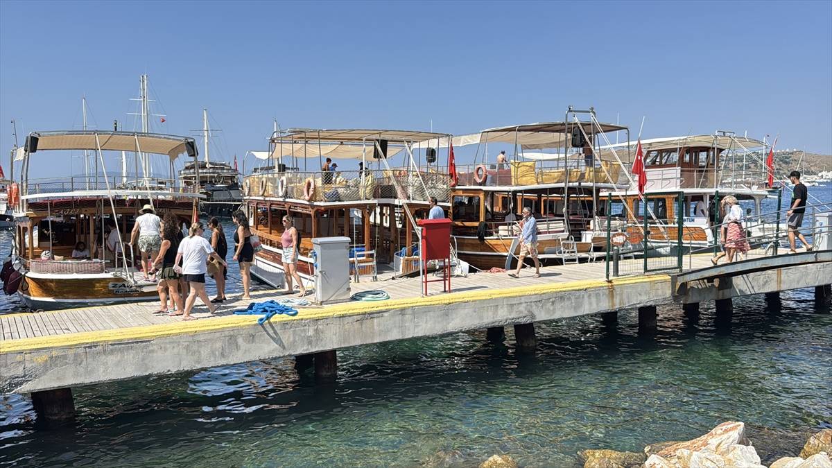 Masmavi koyları görmek isteyen çok: Bodrum'da tekne turları yoğun ilgi görüyor