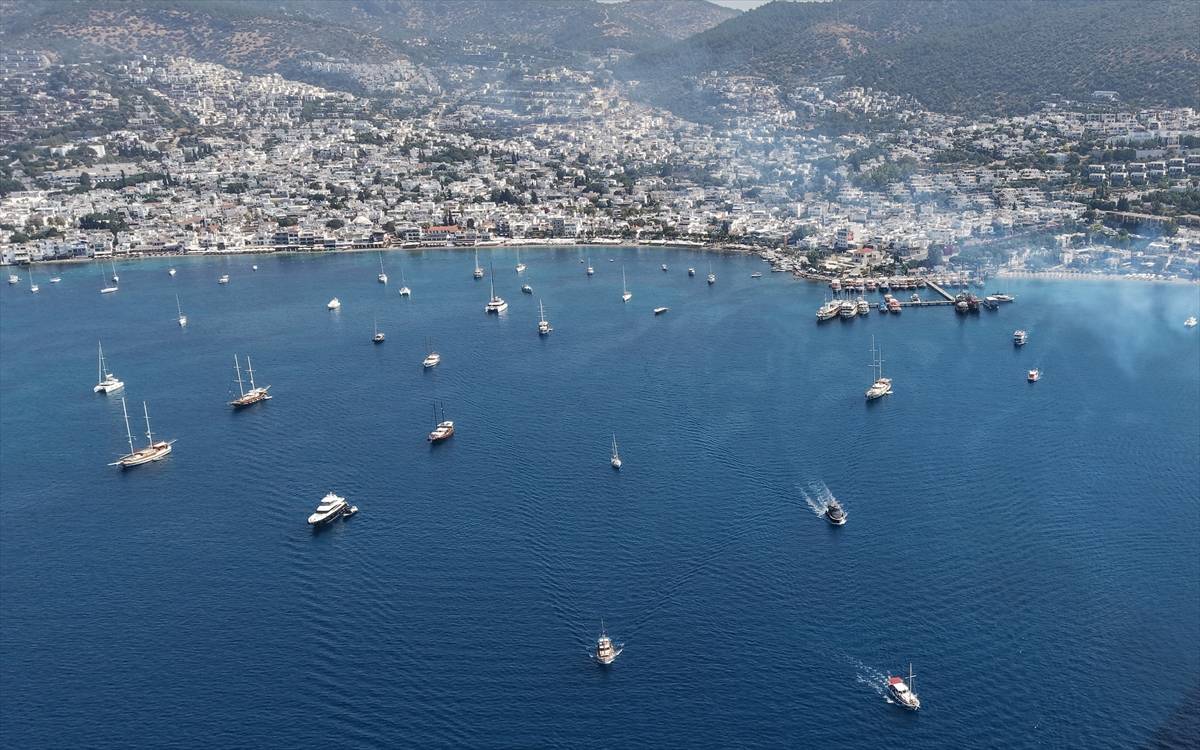 Masmavi koyları görmek isteyen çok: Bodrum'da tekne turları yoğun ilgi görüyor