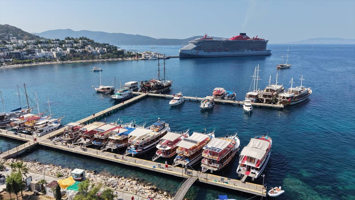 Masmavi koyları görmek isteyen çok: Bodrum'da tekne turları yoğun ilgi görüyor