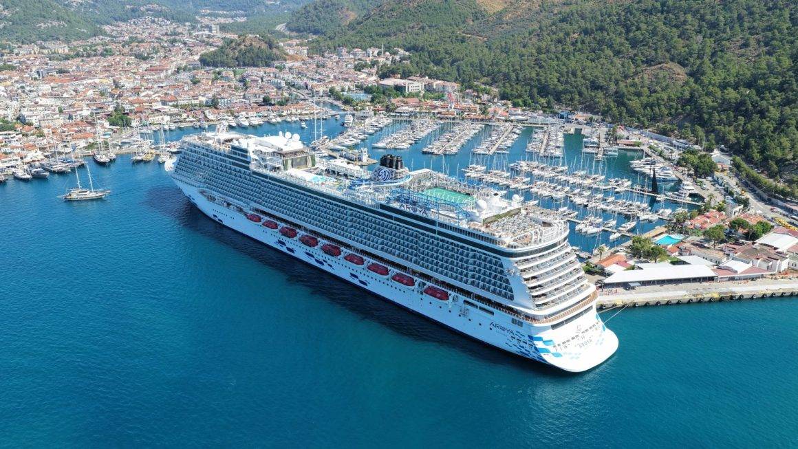 Dev kruvaziyer ile gelen 2 bine yakın turist Marmaris'e ayak bastı