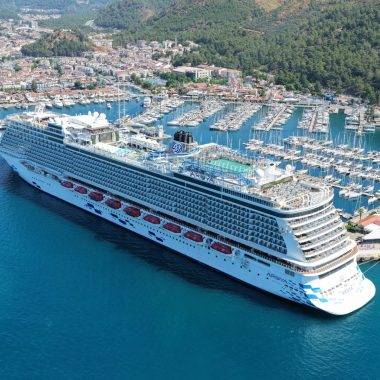 Dev kruvaziyer ile gelen 2 bine yakın turist Marmaris'e ayak bastı