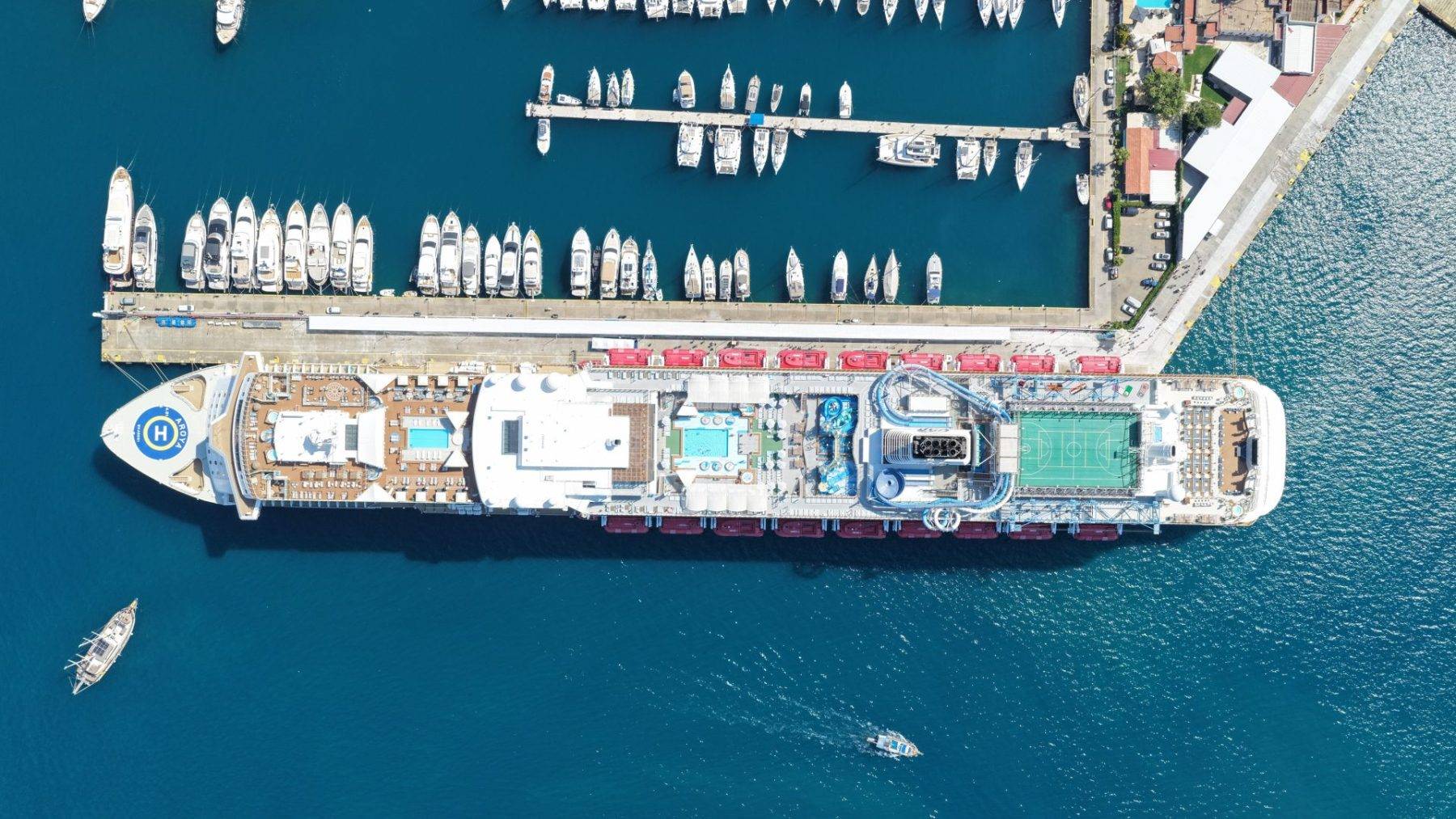 Dev kruvaziyer ile gelen 2 bine yakın turist Marmaris'e ayak bastı