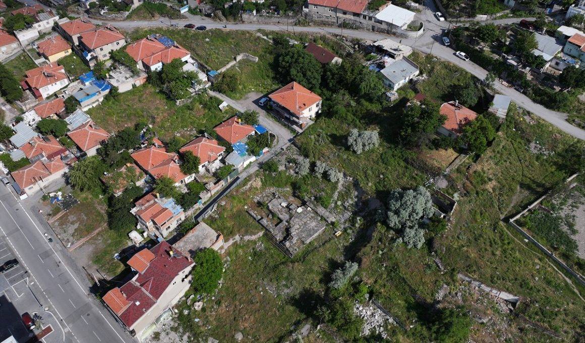 Kayseri'de gecekondu mahallesi ortasındaki tapınak keşfedilmeyi bekliyor