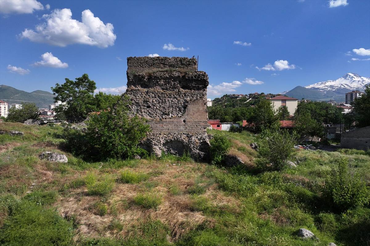 Kayseri'de gecekondu mahallesi ortasındaki tapınak keşfedilmeyi bekliyor
