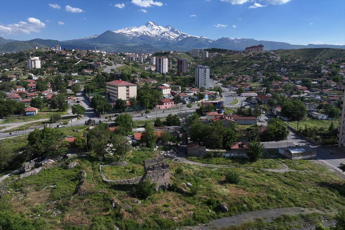 Kayseri'de gecekondu mahallesi ortasındaki tapınak keşfedilmeyi bekliyor