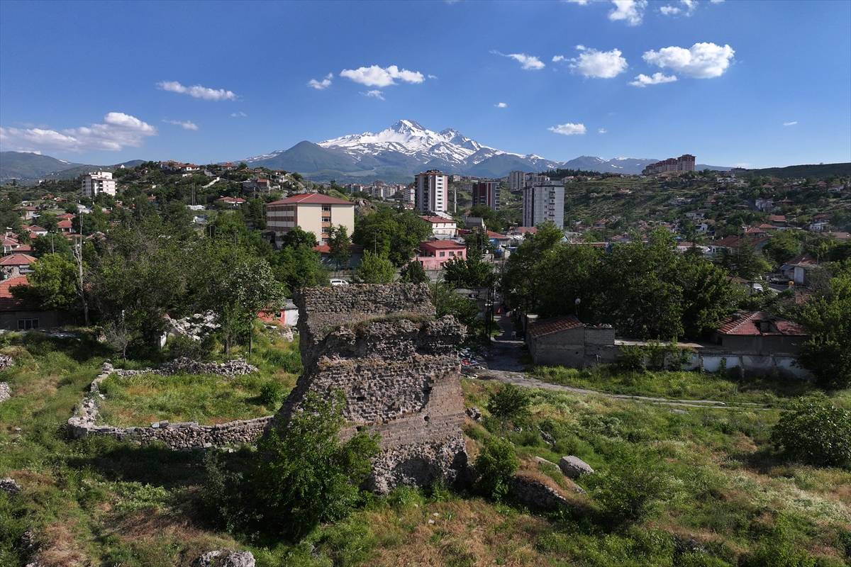 Kayseri'de gecekondu mahallesi ortasındaki tapınak keşfedilmeyi bekliyor