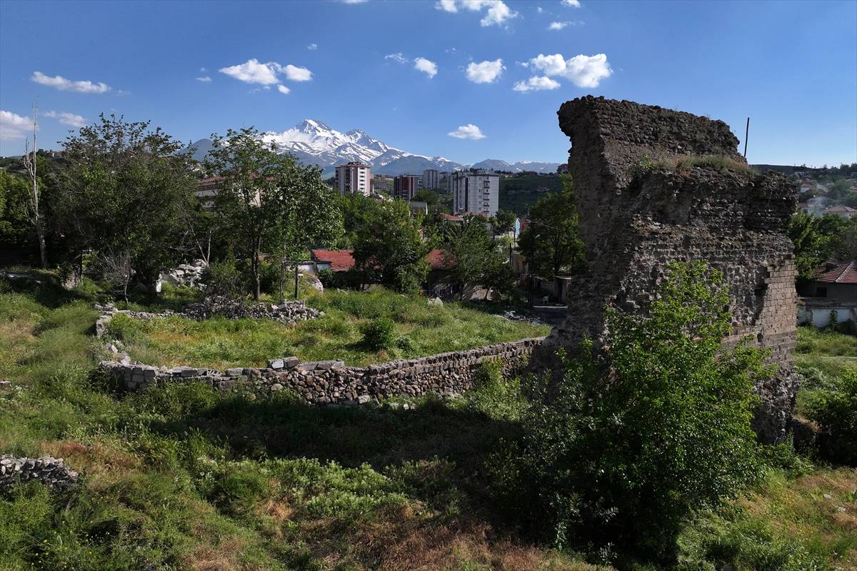 Kayseri'de gecekondu mahallesi ortasındaki tapınak keşfedilmeyi bekliyor