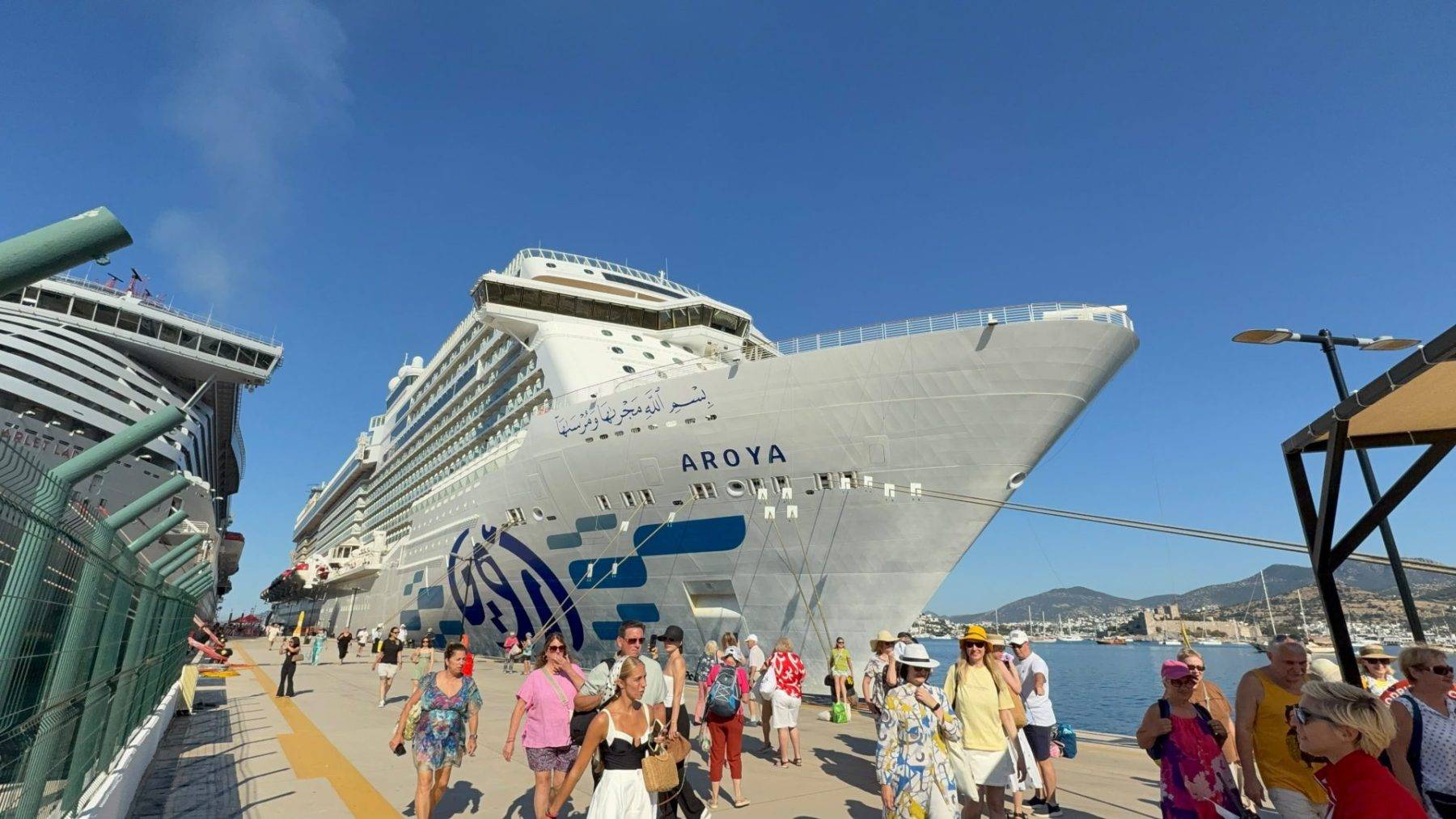 2 kruvaziyer ABD'li ve Rus 4 bin 625 turisti Bodrum'a getirdi