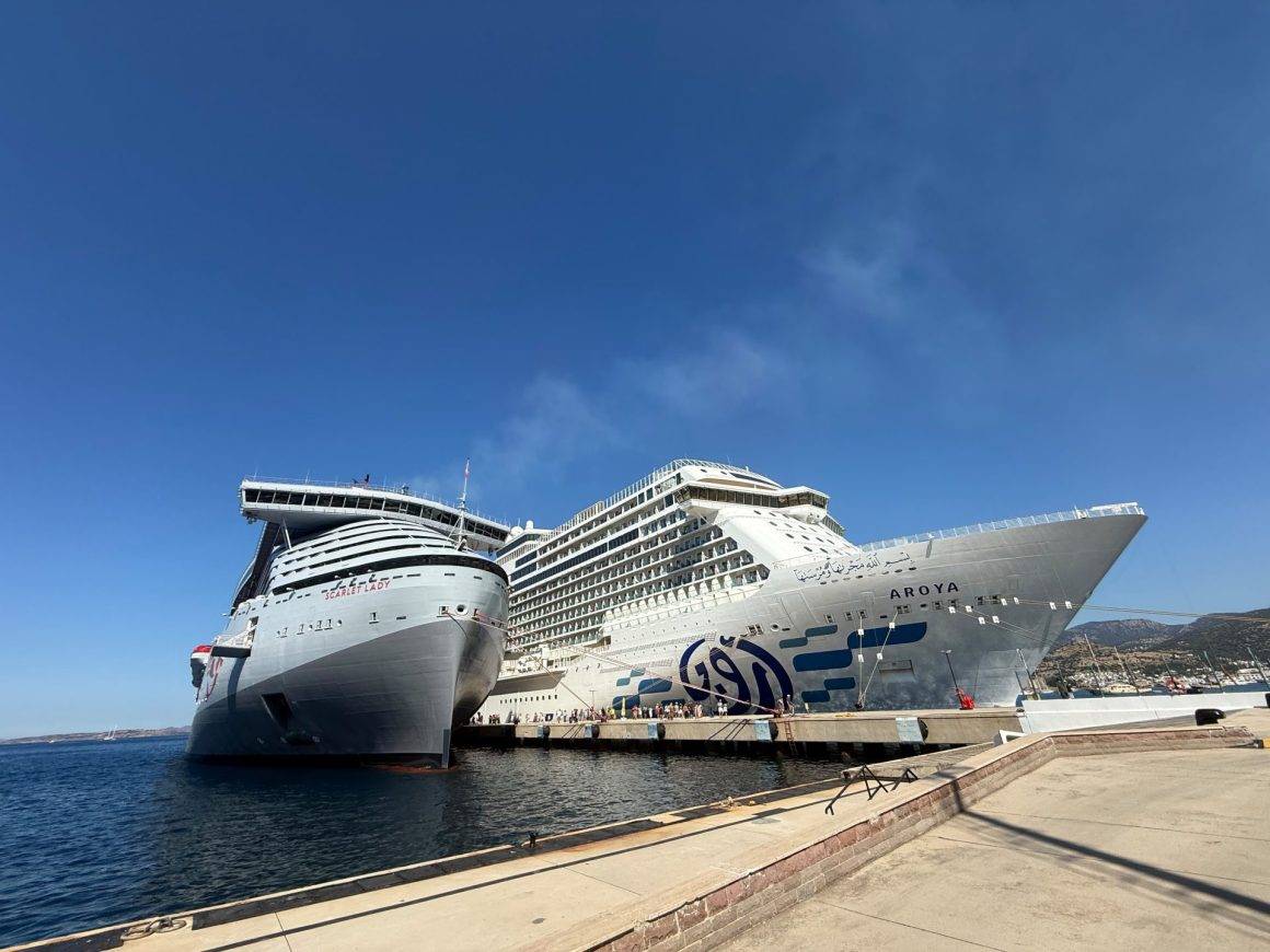 2 kruvaziyer ABD'li ve Rus 4 bin 625 turisti Bodrum'a getirdi