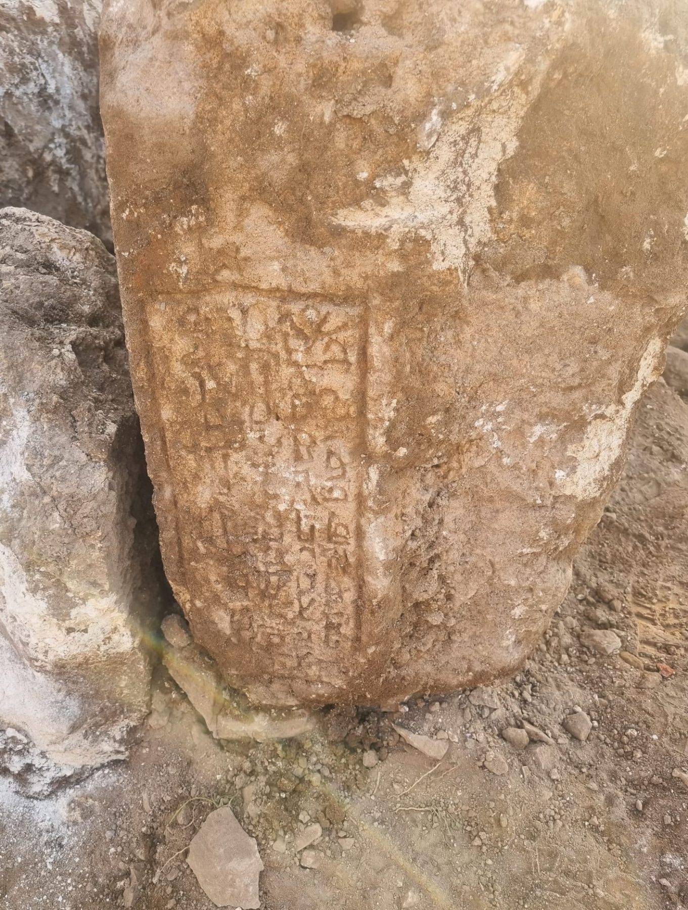Parke taşı döşenirken ortaya çıktı: Mardin'de 9 asırlık taş bloklar bulundu