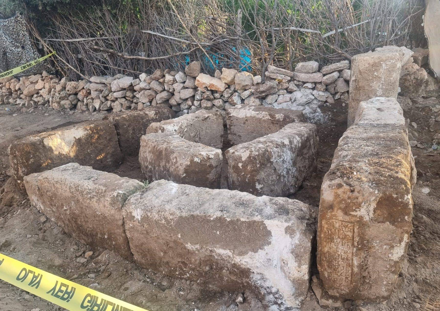 Parke taşı döşenirken ortaya çıktı: Mardin'de 9 asırlık taş bloklar bulundu