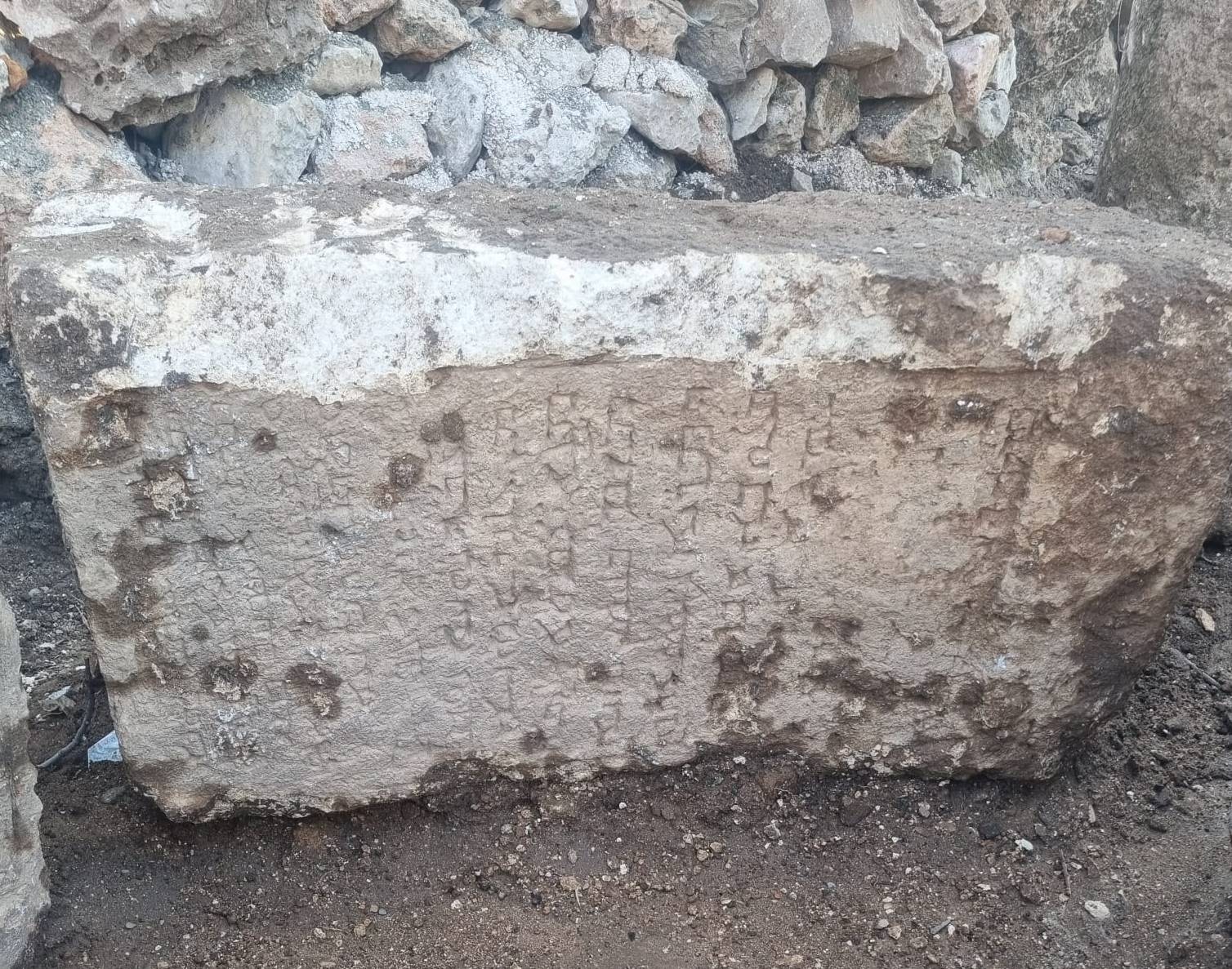 Parke taşı döşenirken ortaya çıktı: Mardin'de 9 asırlık taş bloklar bulundu
