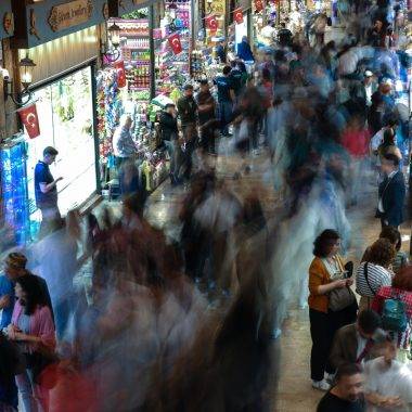 Osmanlı'nın Uzak Doğu'ya açılan kapısı Mısır Çarşısı, asırlara meydan okuyor